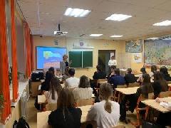 Депутаты Думы города Югорска провели уроки патриотизма , посвящённые Дню Конституции РФ.