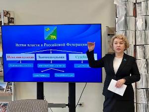 Партийцы Югорска провели классные часы в День Российского парламентаризма.