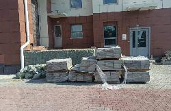 В «Югра-презенте» начался ремонт крыльца