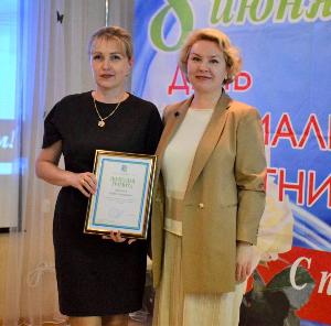 Партийцы Югорска поздравили с профессиональным праздником работников социальной сферы.