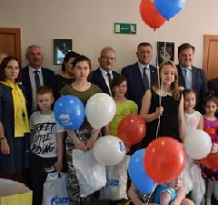  Председатель Думы города Югорска Вячеслав Климин поздравил с Днем защиты детей, находящихся на лечении в педиатрическом отделении Югорской городской больницы