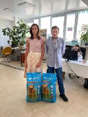  Партийцы Югорска передали корм для собак.