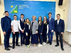 Гостями администрации города и Думы Югорска стали ребята из 9 класса лицея имени Г.Ф.Атякшева.