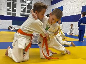 В Югорске прошли открытые тренировки и турниры по самбо 