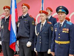 Выпускники кадетских классов школы №2 попрощались с кадетским знаменем