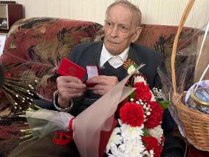 Суворову Петру Фадеевичу в День Победы вручили знак «Почетный гражданин города Югорска».