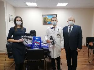 Вячеслав Климин передал врачам Югорской городской больницы защитные экраны 