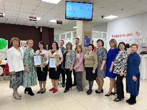 На минувшей неделе заместитель председателя Думы города Югорска Елена Павлюк  вручила награды Думы Югорска сотрудникам филиала АУ «Многофункционального центра Югры» в городе Югорске в честь 10-летнего юбилея  учреждения со дня образования.