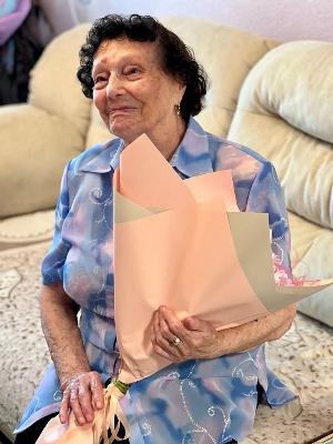 Сегодня свой 100 -летний юбилей празднует участник трудового фронта, ветеран труда Собянина Анна Феофиловна.