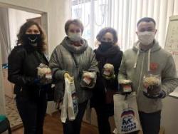 Депутаты Думы города Югорска совместно с волонтерами развезли подарки пожилым людям к празднику Светлой Пасхи