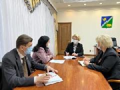 Перспективы капитального ремонта средней общеобразовательной школы №2 оценили накануне члены рабочей группы партийного десанта в Югорске.