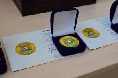 Глава города Алексей Харлов вручил выпускникам школ города Югорска медали «За особые успехи в обучении» в 2023 году.