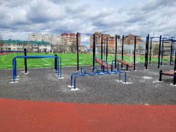 В Югорске продолжается благоустройство умной спортивной площадки 