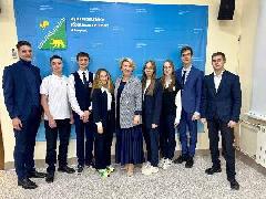 Гостями администрации города и Думы Югорска стали ребята из 9 класса лицея имени Г.Ф.Атякшева.