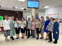 На минувшей неделе заместитель председателя Думы города Югорска Елена Павлюк  вручила награды Думы Югорска сотрудникам филиала АУ «Многофункционального центра Югры» в городе Югорске в честь 10-летнего юбилея  учреждения со дня образования.