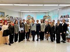 Парламентарии города Югорска провели классные часы в честь празднования Дня Российского парламентаризма