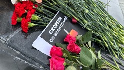 Югорчане возлагают цветы в память о погибших в теракте в  «Крокус Сити Холле»