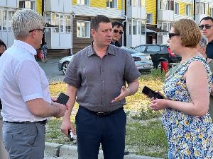 Депутаты Роман Самохвалов и Лариса Руденко рассказали о проделанной работе на участках №12 и №17.