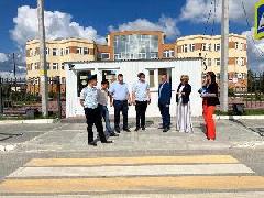 Партийцы Югорска провели мониторинг безопасности пешеходных переходов возле школ в рамках партийного проекта «Безопасные дороги».