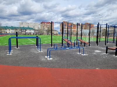 В Югорске продолжается благоустройство умной спортивной площадки 