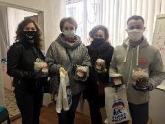 Депутаты Думы города Югорска совместно с волонтерами развезли подарки пожилым людям к празднику Светлой Пасхи