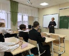 Утро понедельника у школьников МБОУ "Гимназия" началось с "Разговора о важном"