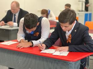 Партийцы Югорска приняли участие в Диктанте Победы.