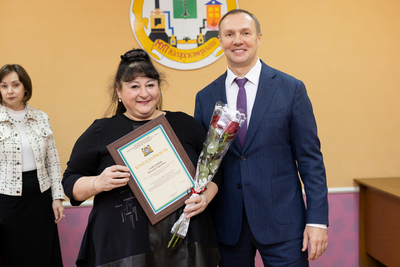 Югорчан отметили наградами в преддверии Дня работников бытового обслуживания населения и ЖКХ
