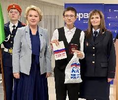 12 юным югорчанам вручили паспорта Российской Федерации 