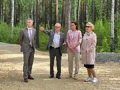 Депутаты Думы города Югорска проинспектировали объекты, благоустроенные в 2021-2022 годах.