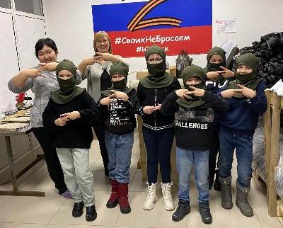 Школьники помогли сообществу "Своих не Бросаем"
