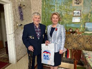 В преддверии одного из главных праздников для каждого гражданина нашей страны – Дня Великой Победы Председатель Думы города Югорска Евгения Комисаренко с праздничным визитом посетила первопроходца, ветерана труда Николая Логиновича Давыдова.