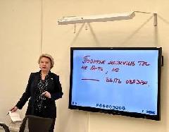 Председатель Думы города Югорска Евгения Комисаренко провела открытый урок для студентов БУ «Югорский политехнический колледж», посвященный 30-летию Дня Конституции Российской Федерации.