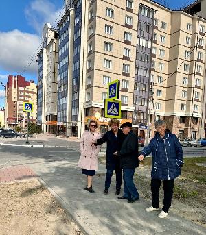 Председатель Думы города Евгения Комисаренко совместно с депутатами и представителями ДЖКиСК провели объезд по объектам, включённым в наказы избирателей в 2023 году.