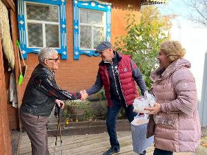 Праздничный визит к ветерану труда, первопроходцу Давыдову Николаю Логиновичу 