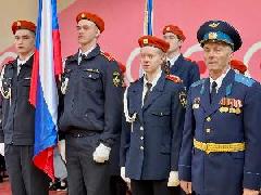 Югороские кадеты попрощались со знаменем.