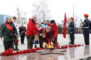В Югорске в честь празднования Дня Победы у мемориала «Воинской Славы» состоялось торжественное возложение цветов.