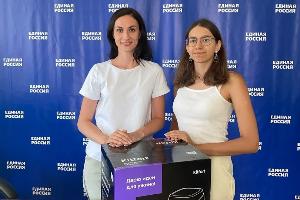 Победительнице викторины "Россия, меняющая мир" вручили приз. 