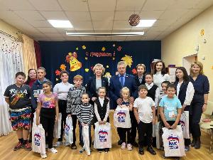 Депутаты думской фракции партии "Единая Россия" посетили БУ "Комплексный центр социального обслуживания населения"