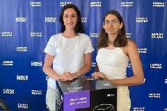 Победительнице викторины "Россия, меняющая мир" вручили приз. 