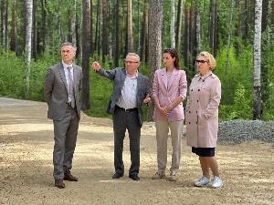 Депутаты Думы города Югорска проинспектировали объекты, благоустроенные в 2021-2022 годах.