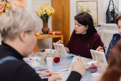 Для мам и жён участников специальной военной операции прошел весенний мастер-класс «Арт-весна»