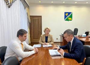 Председатель Думы, заместитель секретаря партии «Единая Россия» Евгения Комисаренко провела рабочую встречу с представителями Молодой гвардии Единой России (далее МГЕР) в городе Югорске Алексеем Шубиным и Артемом Назаренко