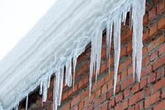 Берегитесь сосулек и схода снега с крыш! 