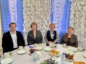 Землю красит солнце, а человека труд.