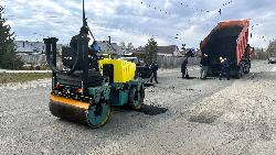 Дорожные службы начали выполнять летний ямочный ремонт дорог