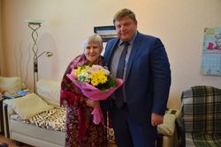 Маргарита Апполинарьевна Федореева, вдова ветерана Великой Отечественной войны, принимала поздравления с 85-летием