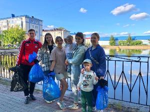 В Югорске прошла партийная акция "Чистый берег"