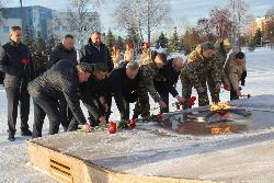 В День Неизвестного солдата югорчане возложили цветы к Мемориалу «Воинская слава»