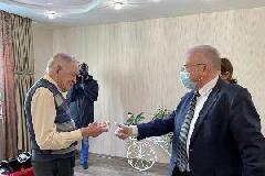 Вячеслав Климин вручил подарок ветерану Великой Отечественной войны